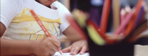 Nærbillede af et barn der tegner eller skriver 