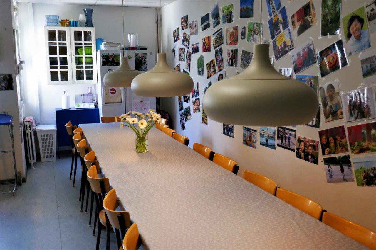 Foto af spisebordet i Børnehusets Køkken dækket op med Blomster
