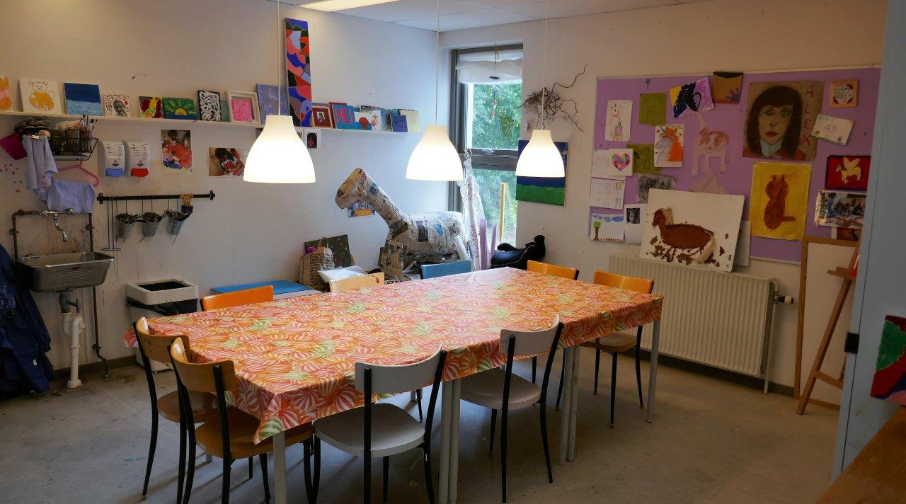 Foto af et bord i et kreativt værksted for børn